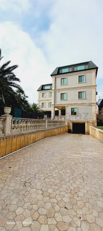 Satılır 20 otaqlı həyət evi 2000 m²