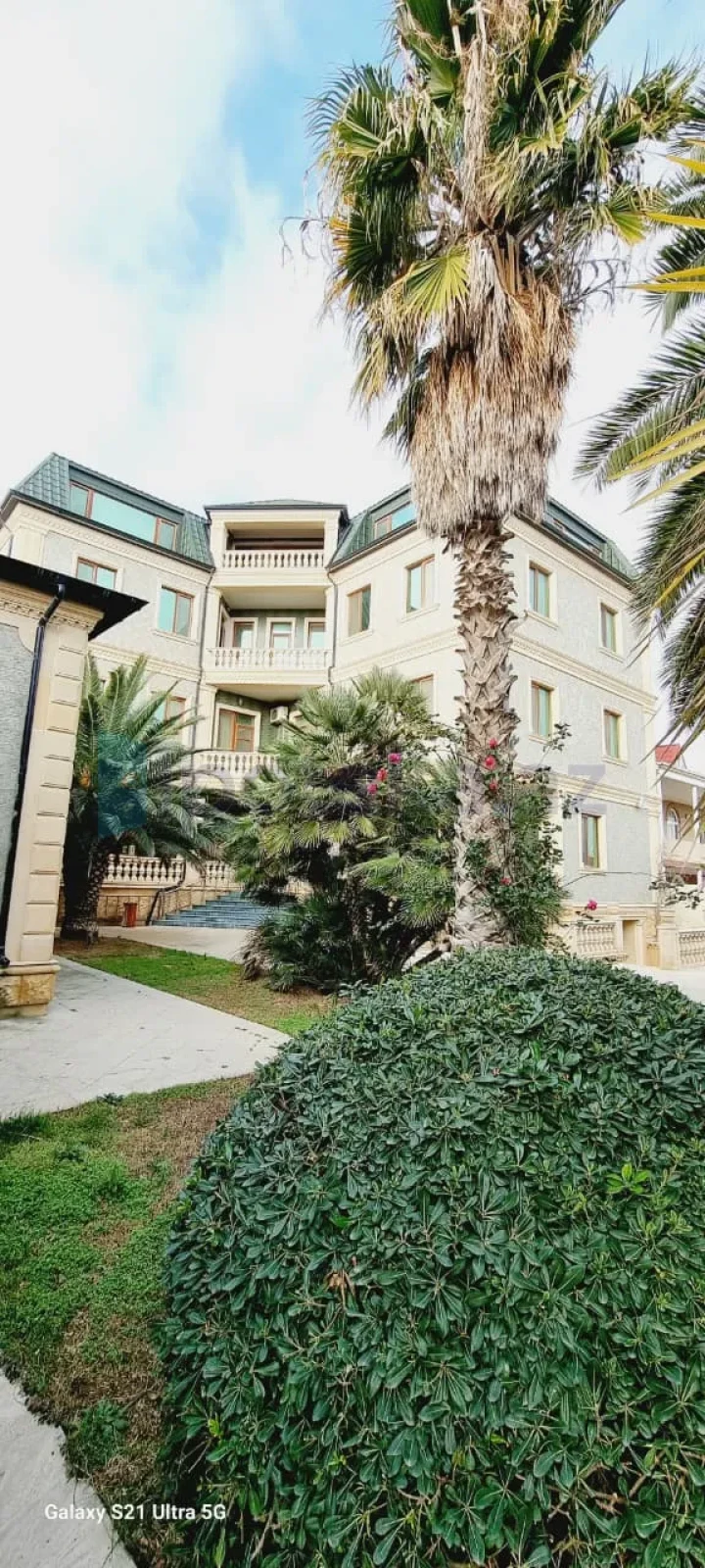 Satılır 20 otaqlı həyət evi 2000 m²