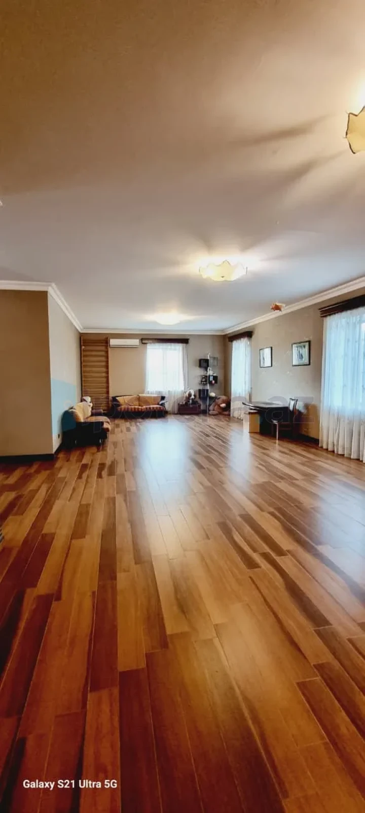 Satılır 20 otaqlı həyət evi 2000 m²