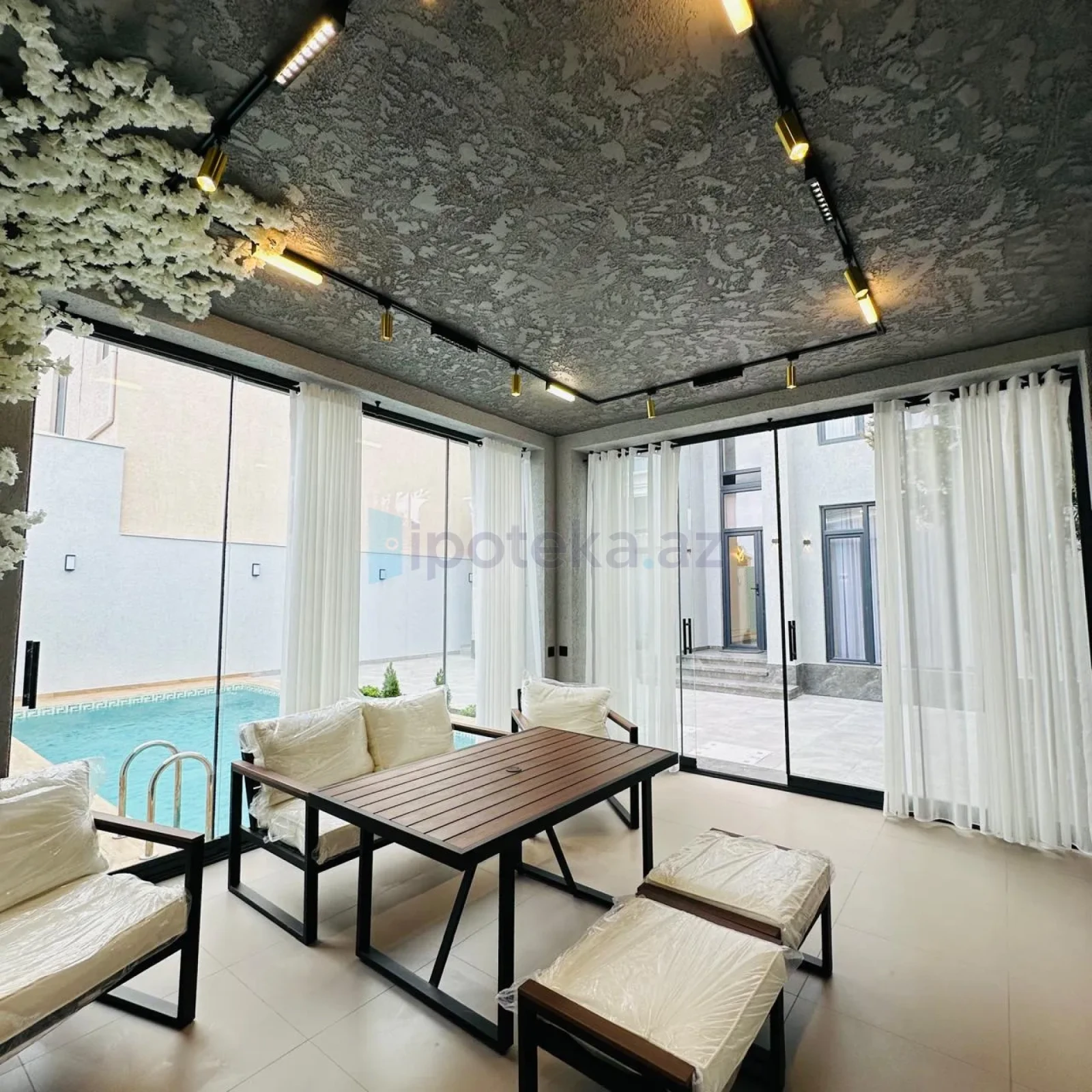 Satılır 4 otaqlı mənzil 200 m²