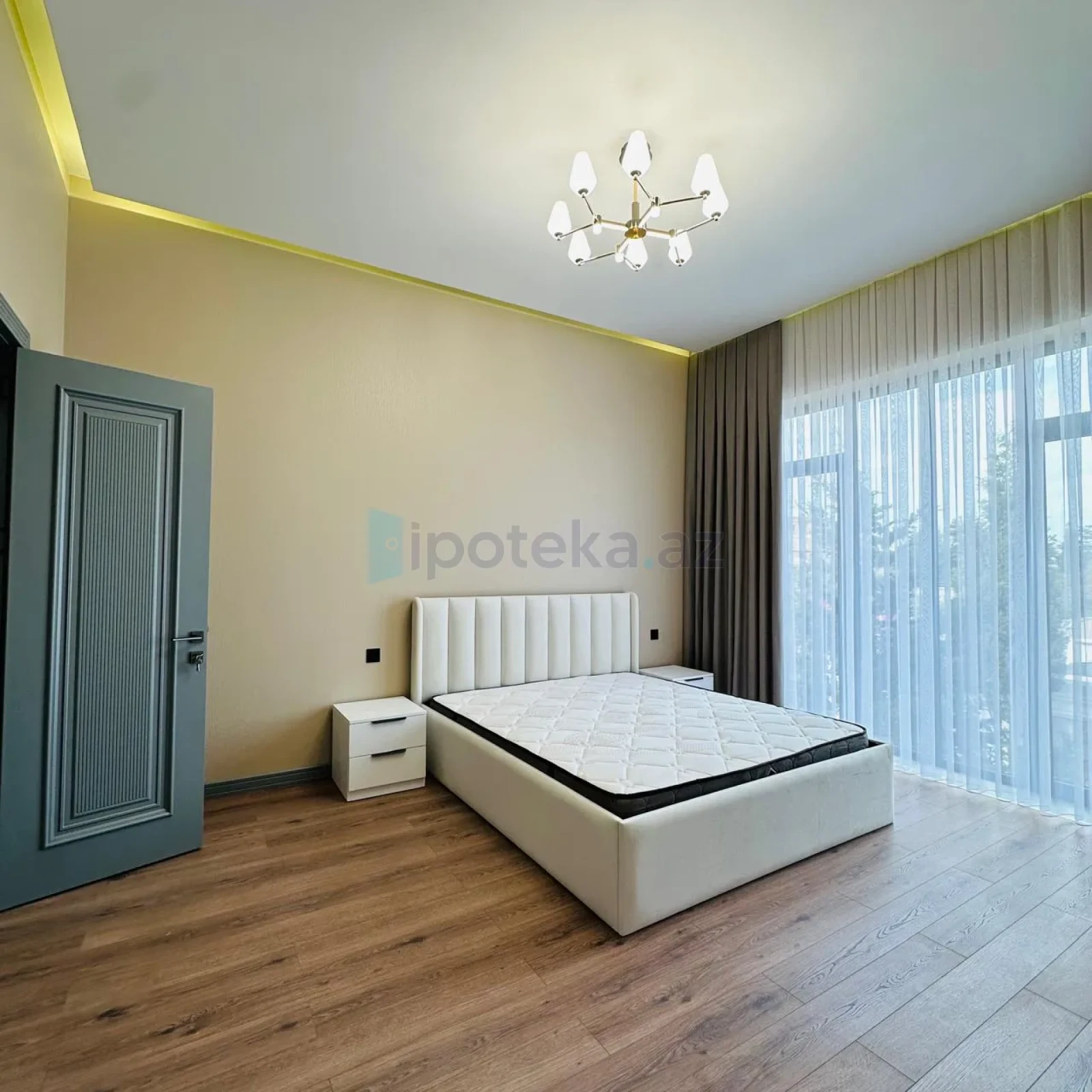 Satılır 4 otaqlı mənzil 200 m²