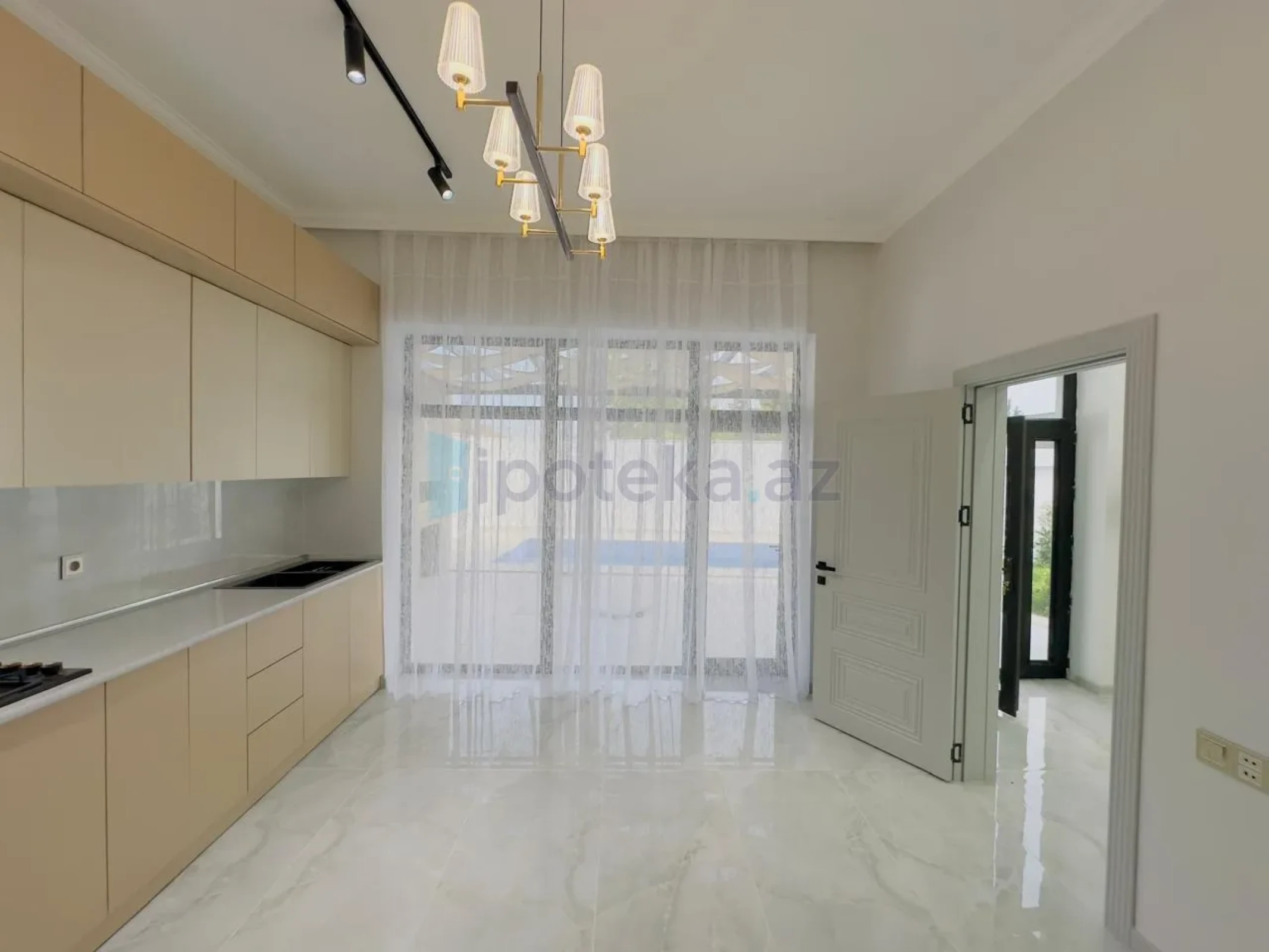 Satılır 4 otaqlı mənzil 160 m²