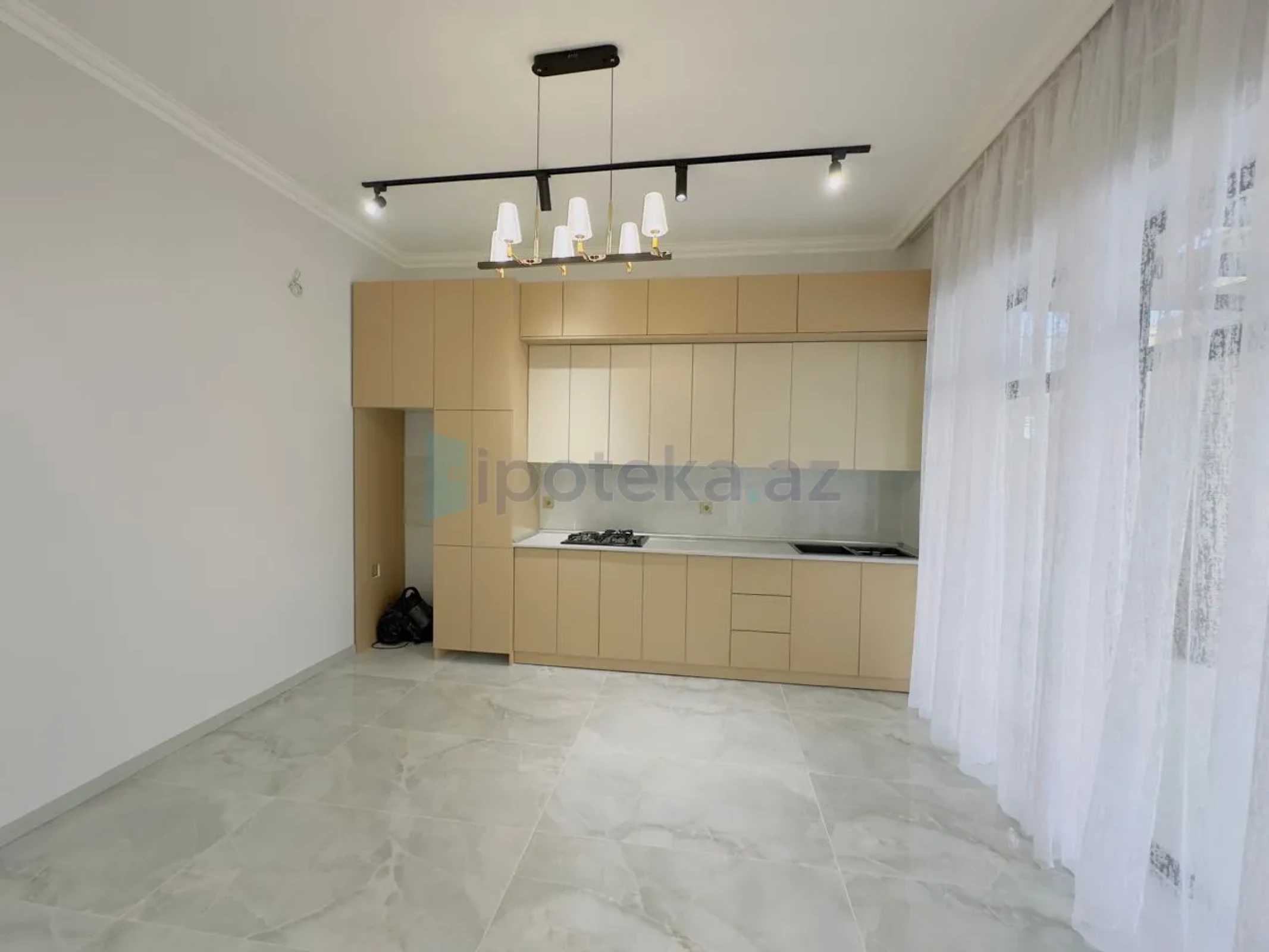 Satılır 4 otaqlı mənzil 160 m²