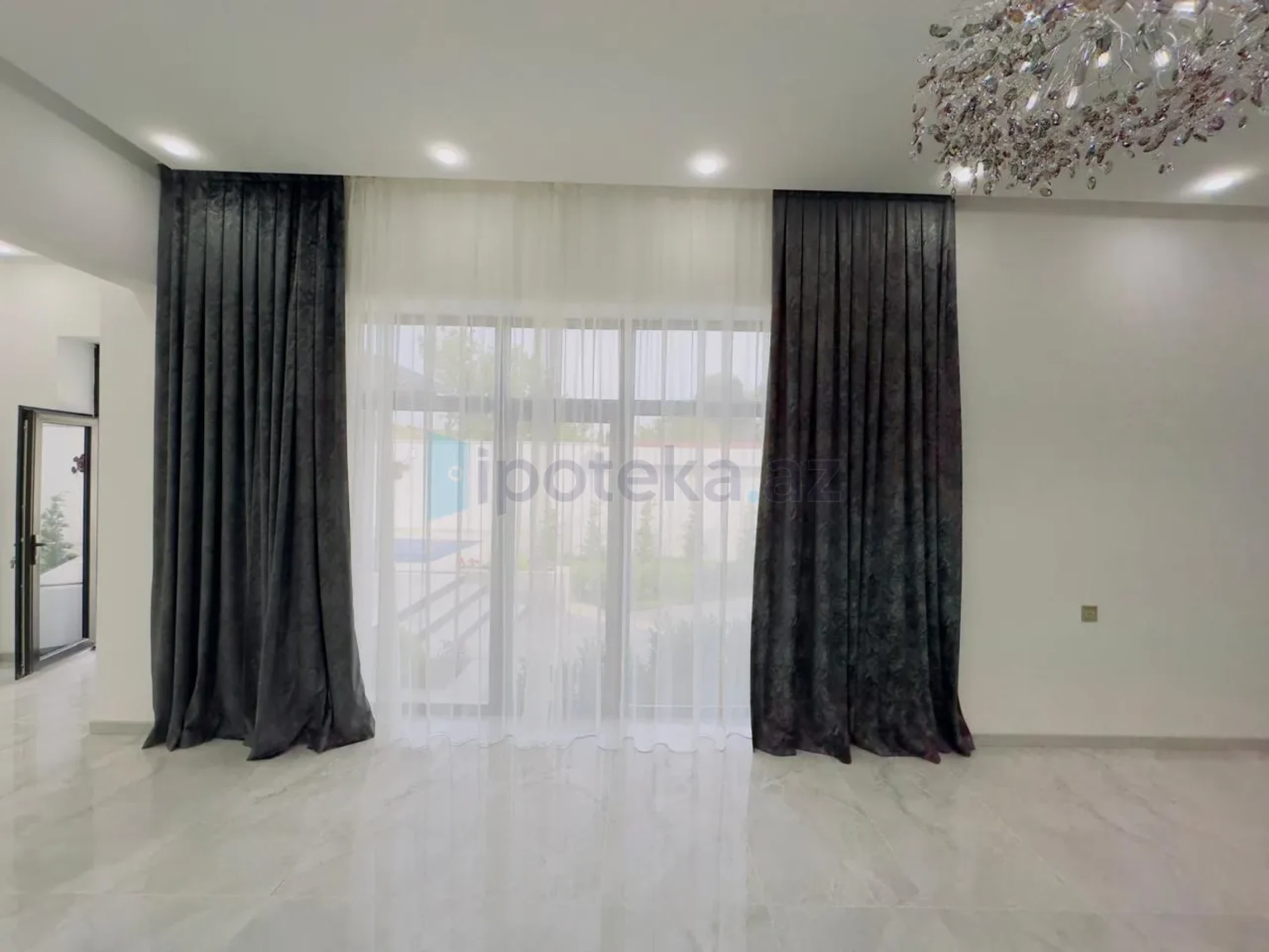 Satılır 4 otaqlı mənzil 160 m²