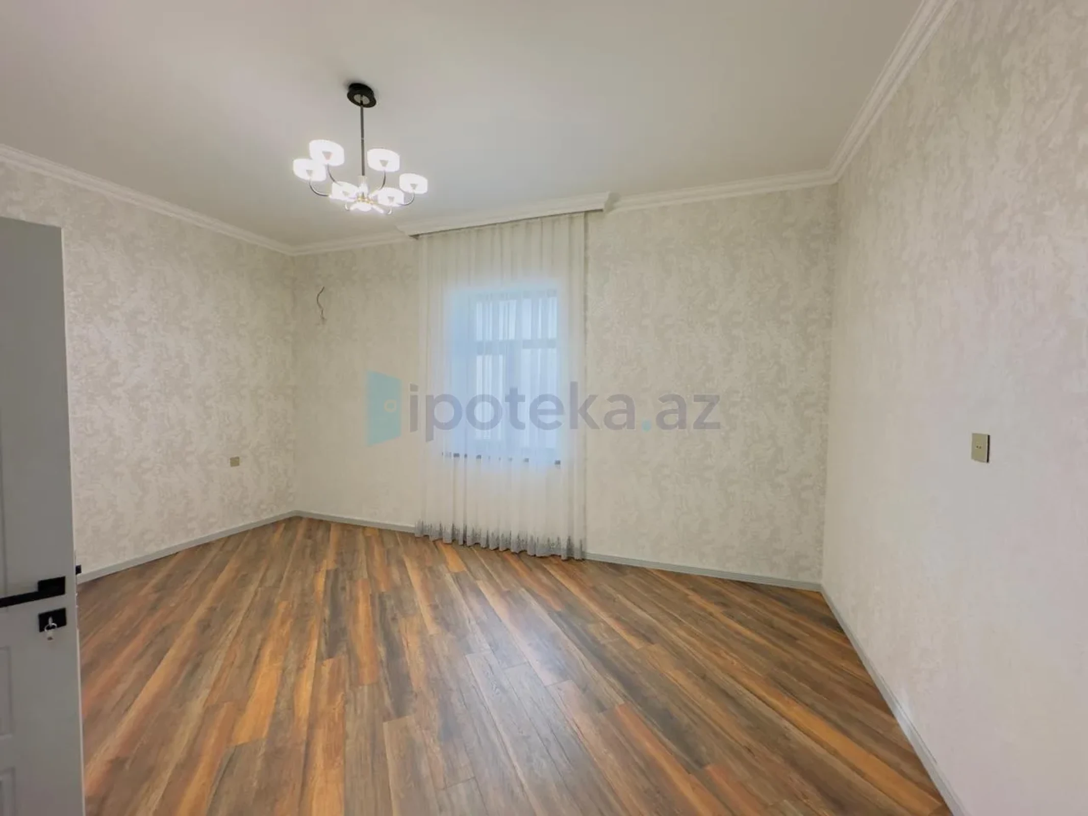 Satılır 4 otaqlı mənzil 160 m²