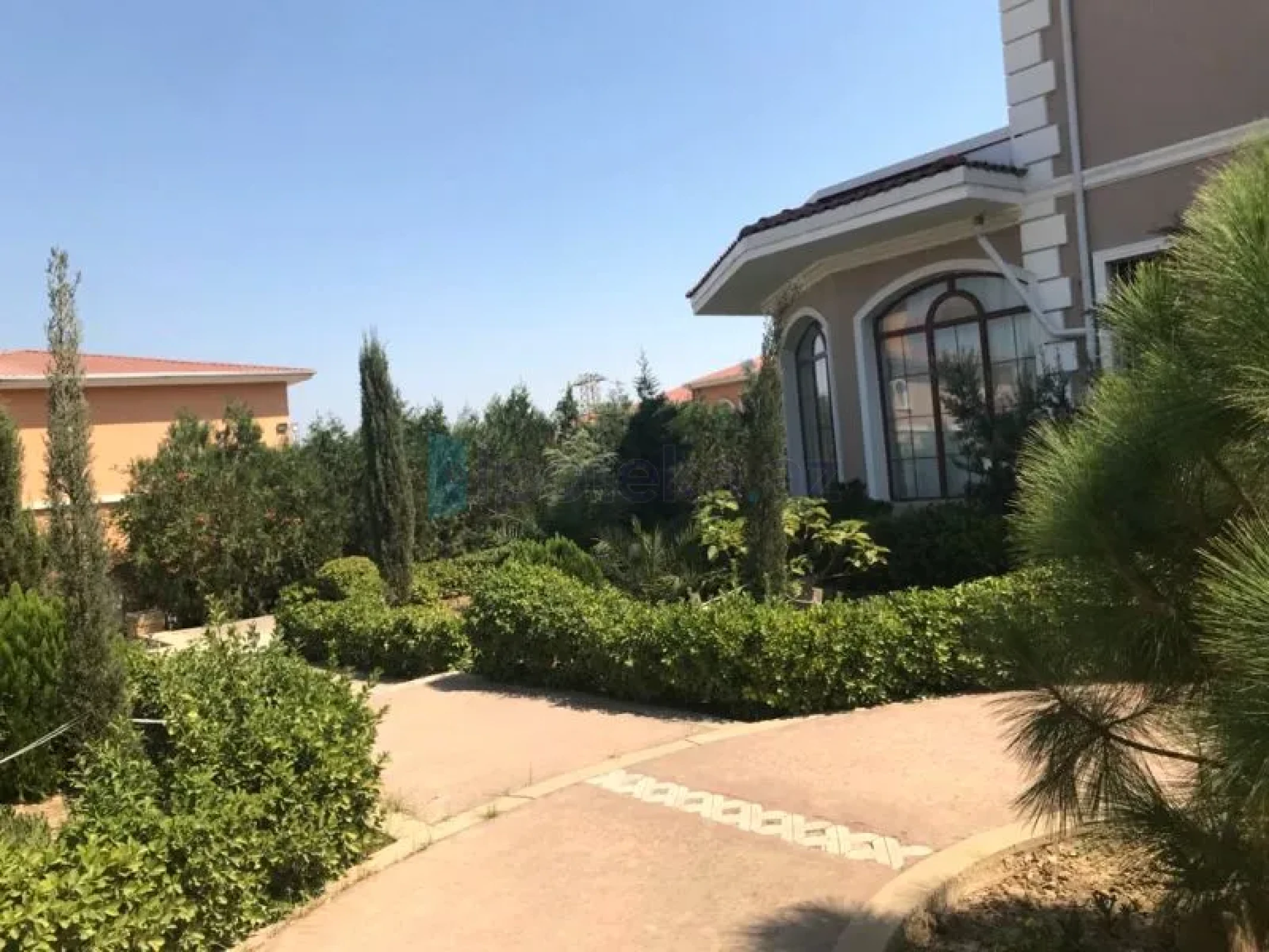 Satılır 5 otaqlı həyət evi 300 m²