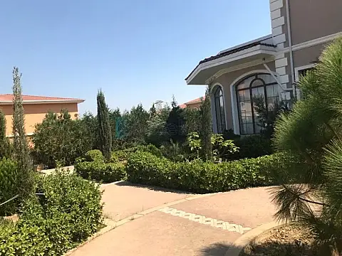 Satılır 5 otaqlı həyət evi 300 m²