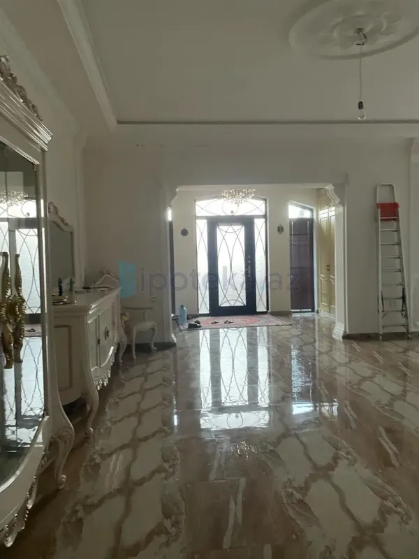 Satılır 5 otaqlı həyət evi 300 m²