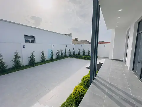 Satılır 4 otaqlı mənzil 140 m²