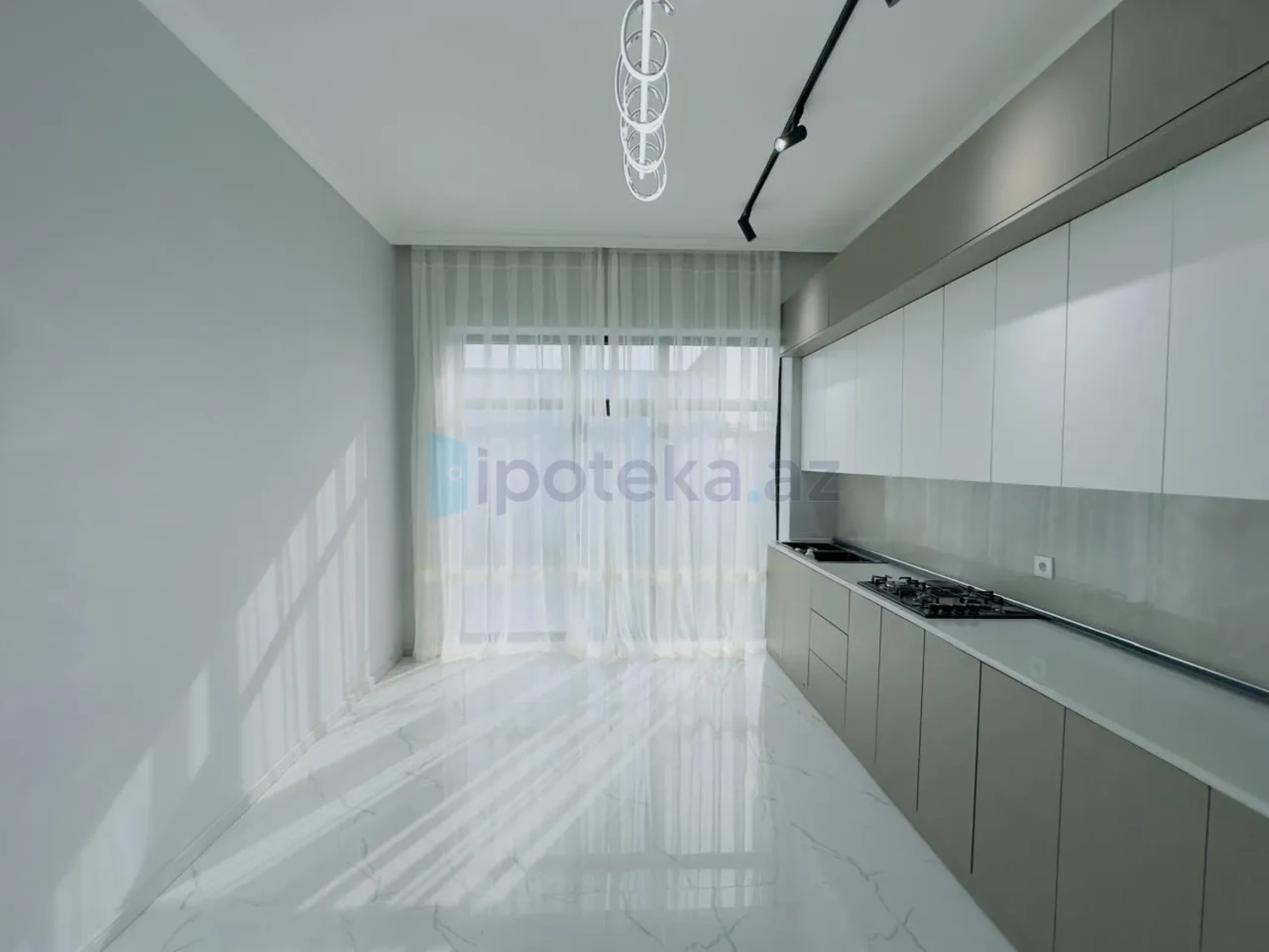 Satılır 4 otaqlı mənzil 140 m²