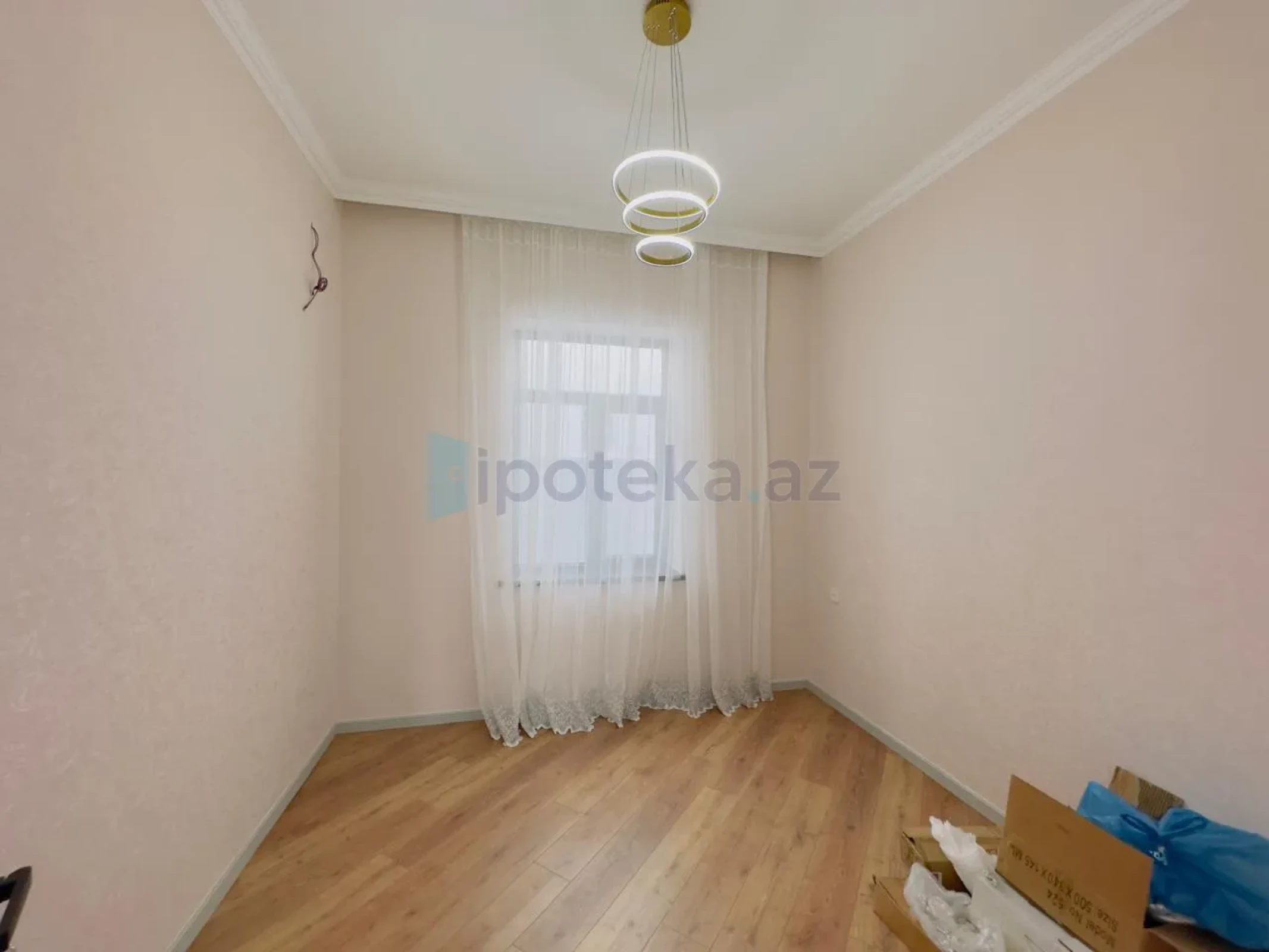 Satılır 4 otaqlı mənzil 140 m²