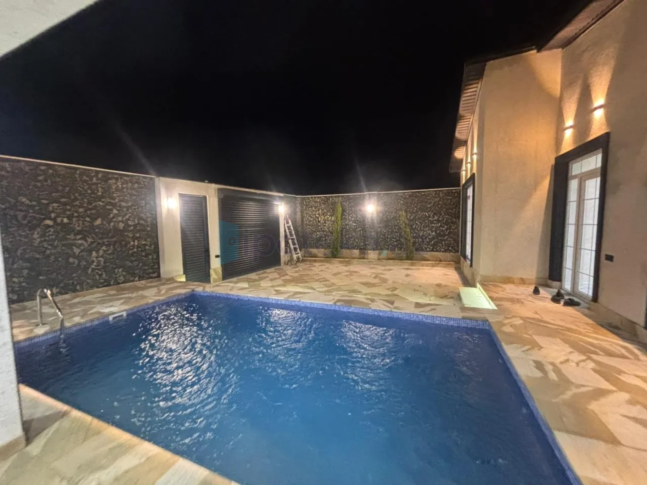 Satılır 4 otaqlı mənzil 155 m²