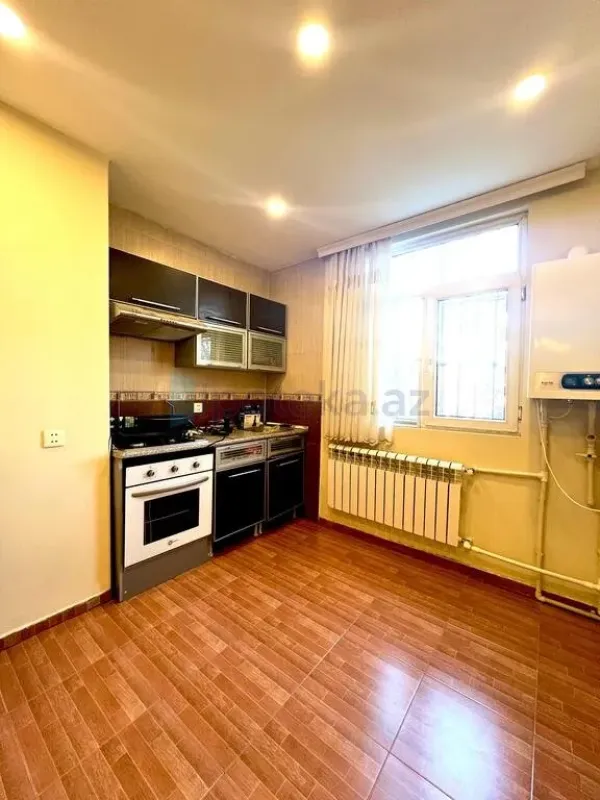 Satılır 4 otaqlı köhnə tikili 120 m²