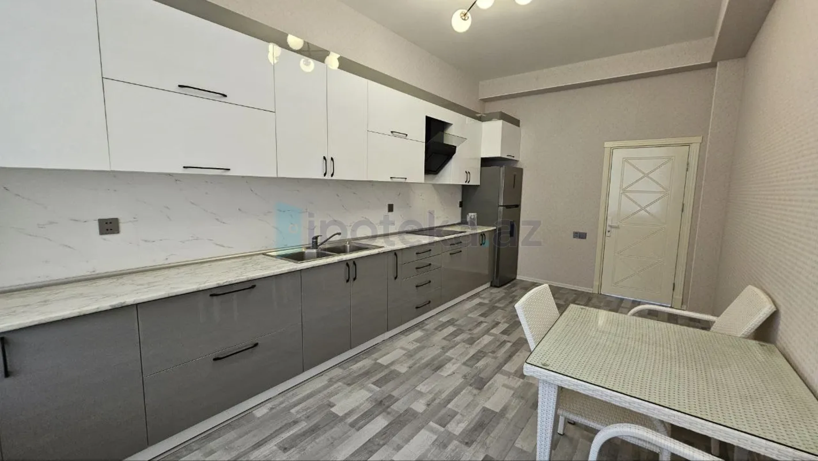 Satılır 9 otaqlı mənzil 900 m²