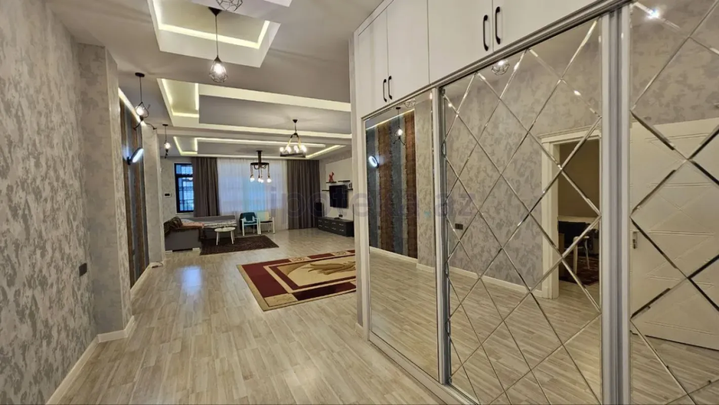 Satılır 9 otaqlı mənzil 900 m²