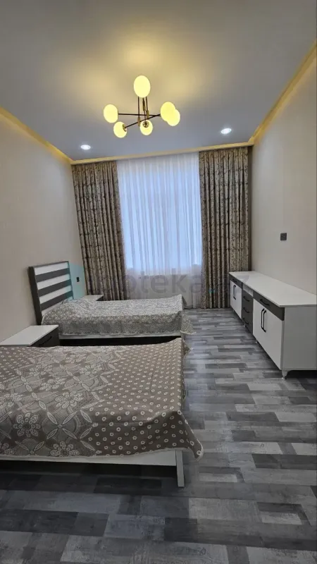 Satılır 9 otaqlı mənzil 900 m²