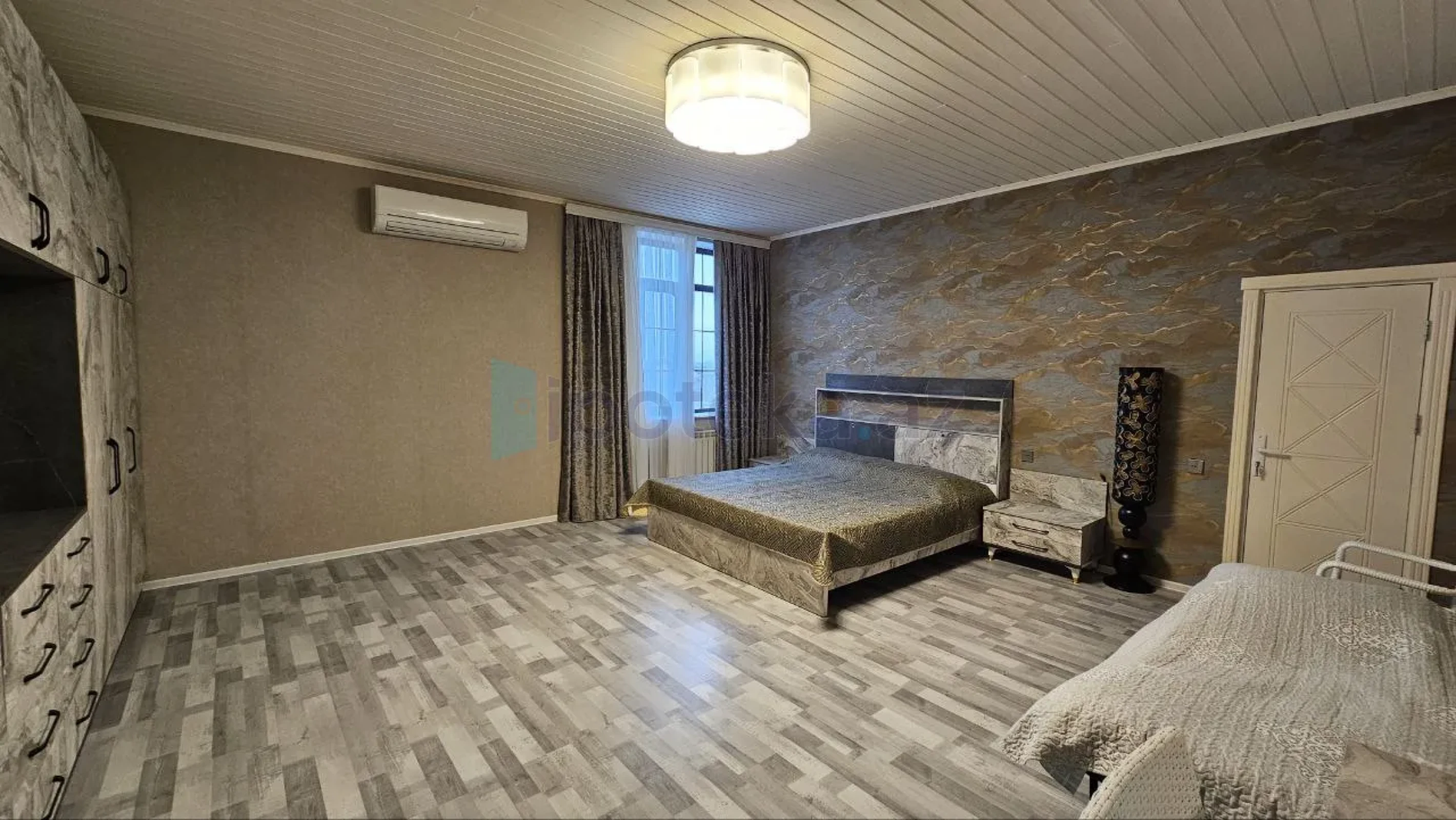 Satılır 9 otaqlı mənzil 900 m²