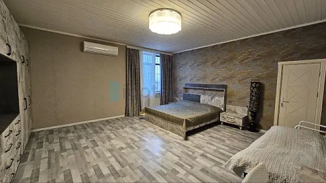 Satılır 9 otaqlı mənzil 900 m²