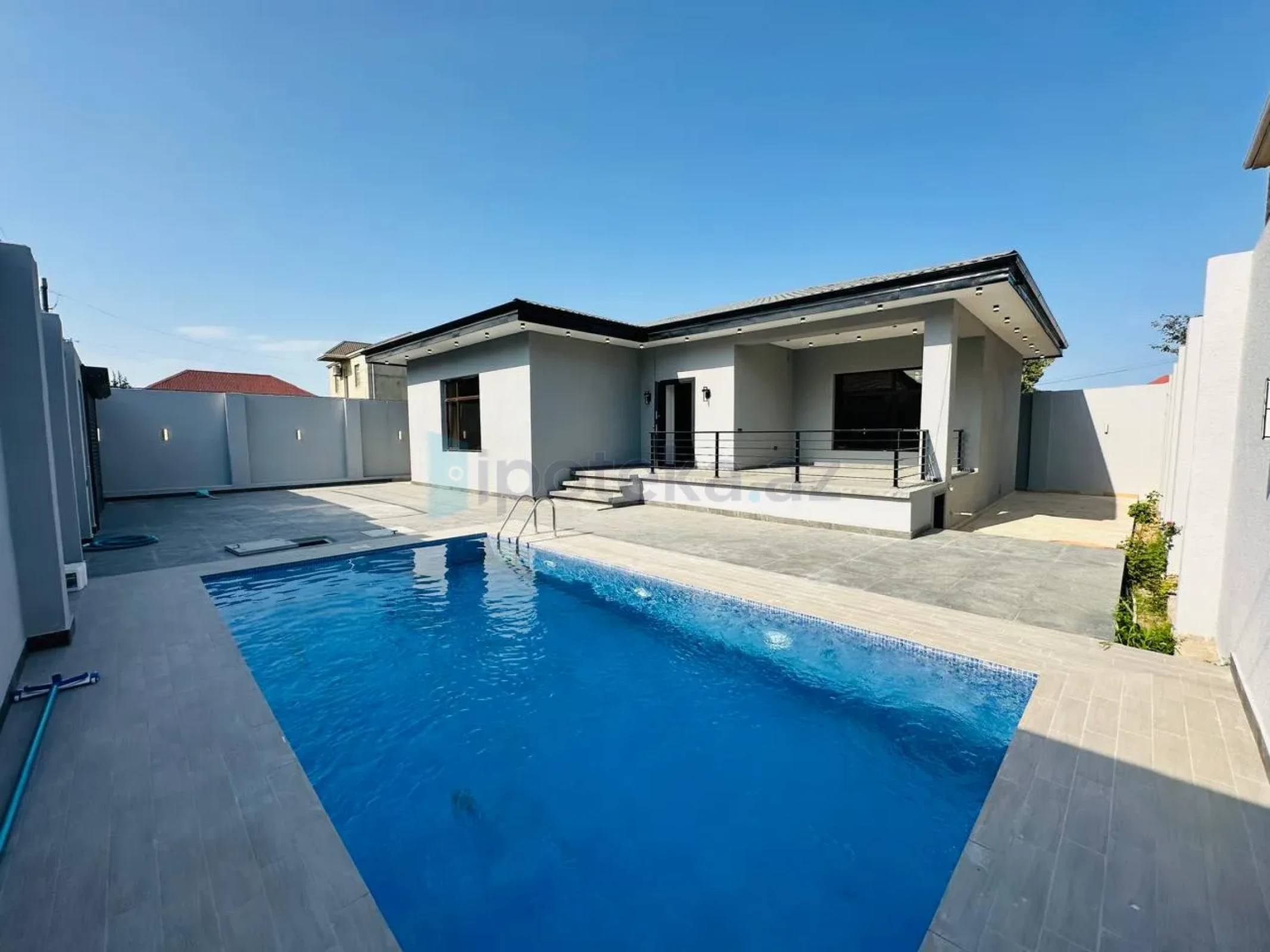 Satılır 3 otaqlı mənzil 165 m²