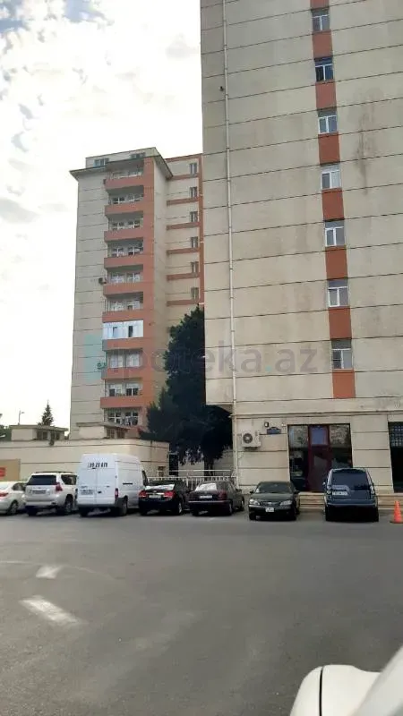 Satılır 10 otaqlı obyekt 1000 m²