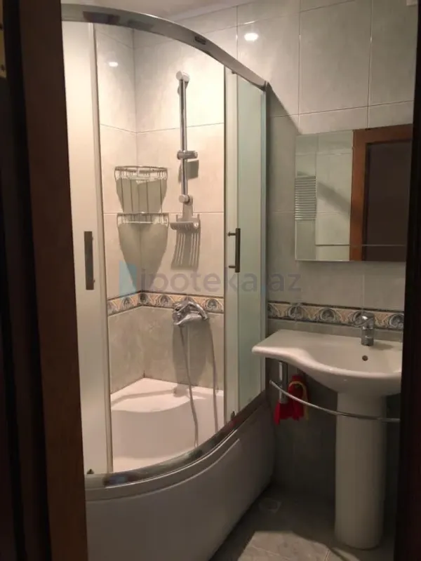 Satılır 3 otaqlı köhnə tikili 100 m²