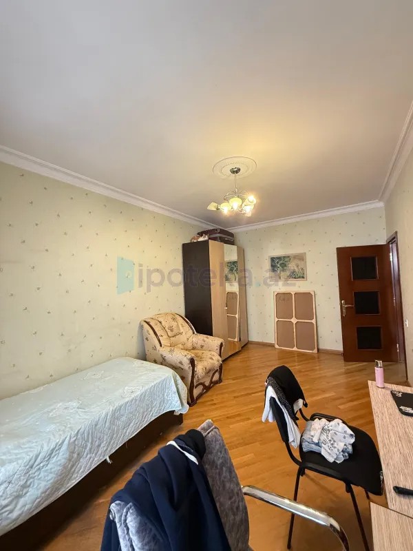 Satılır 4 otaqlı köhnə tikili 100 m²