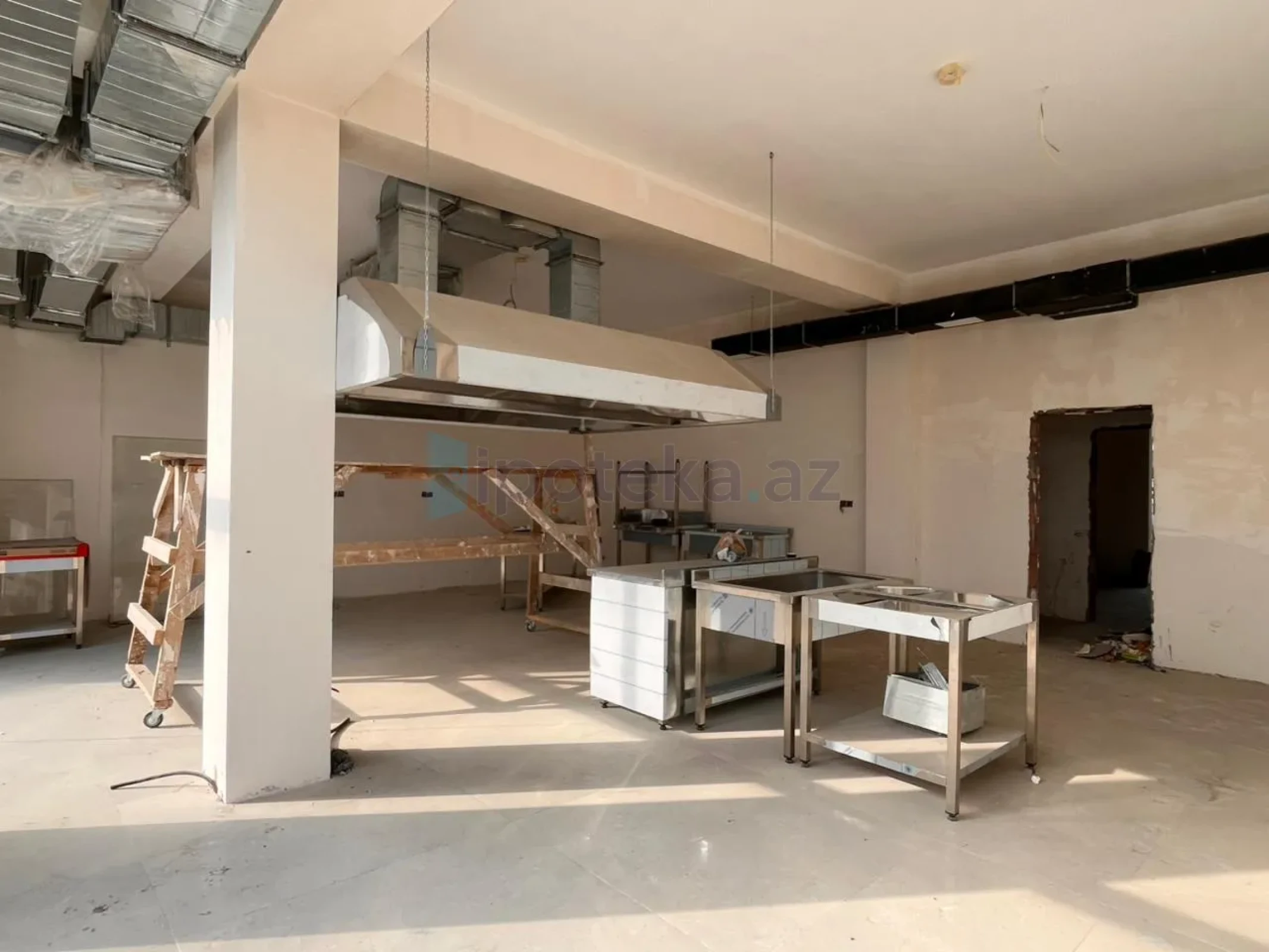 Satılır 3 otaqlı obyekt 1400 m²