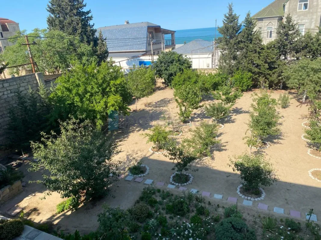 Satılır 10 otaqlı həyət evi 278 m²