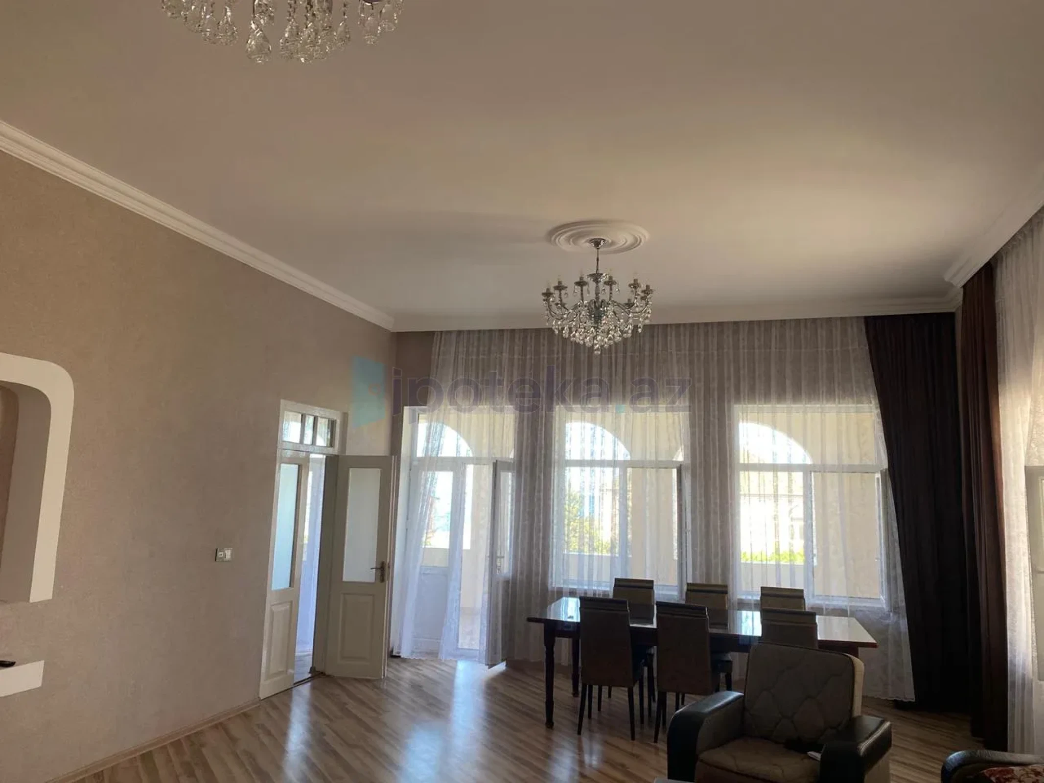 Satılır 10 otaqlı həyət evi 278 m²