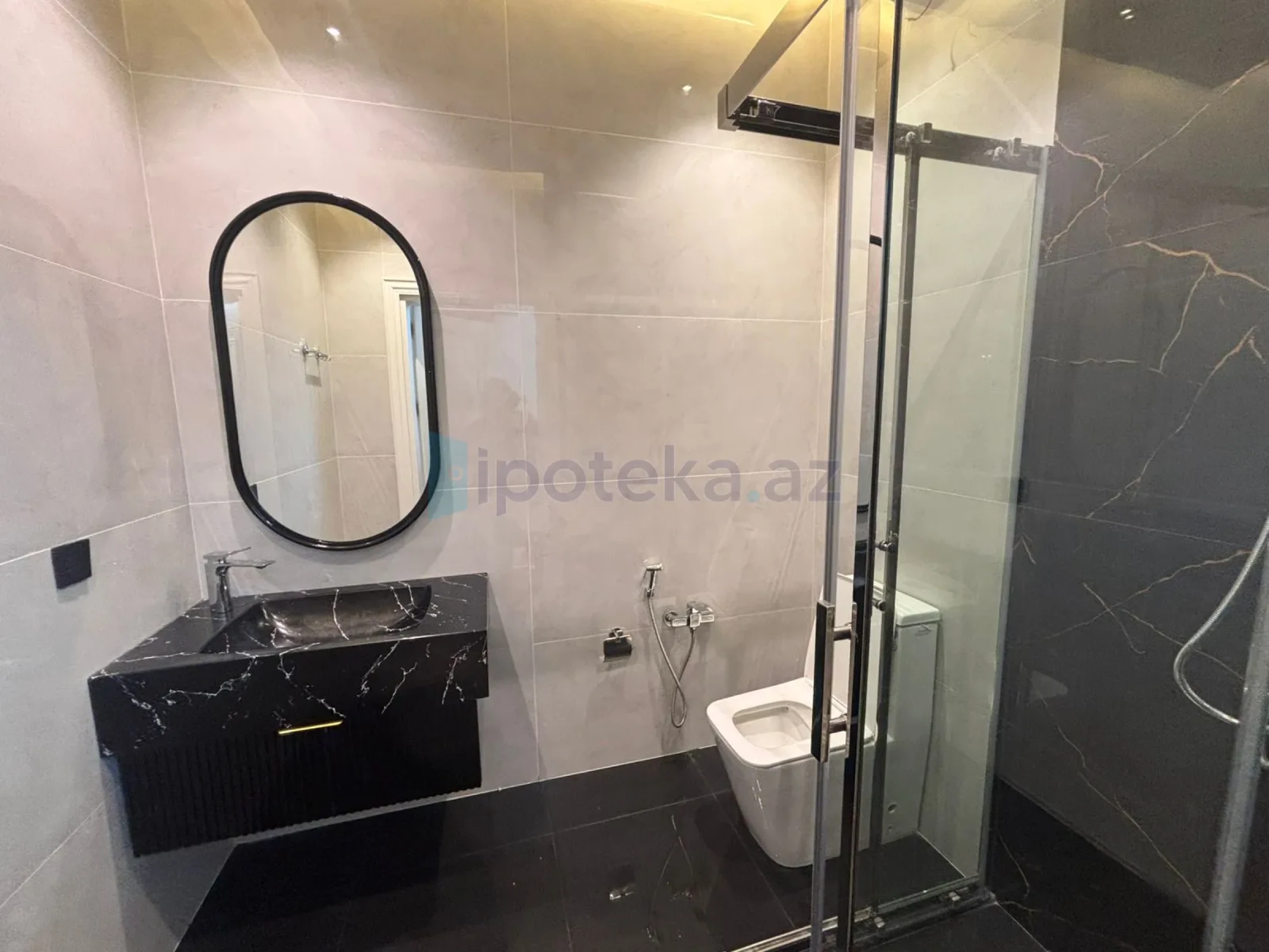 Satılır 4 otaqlı mənzil 150 m²