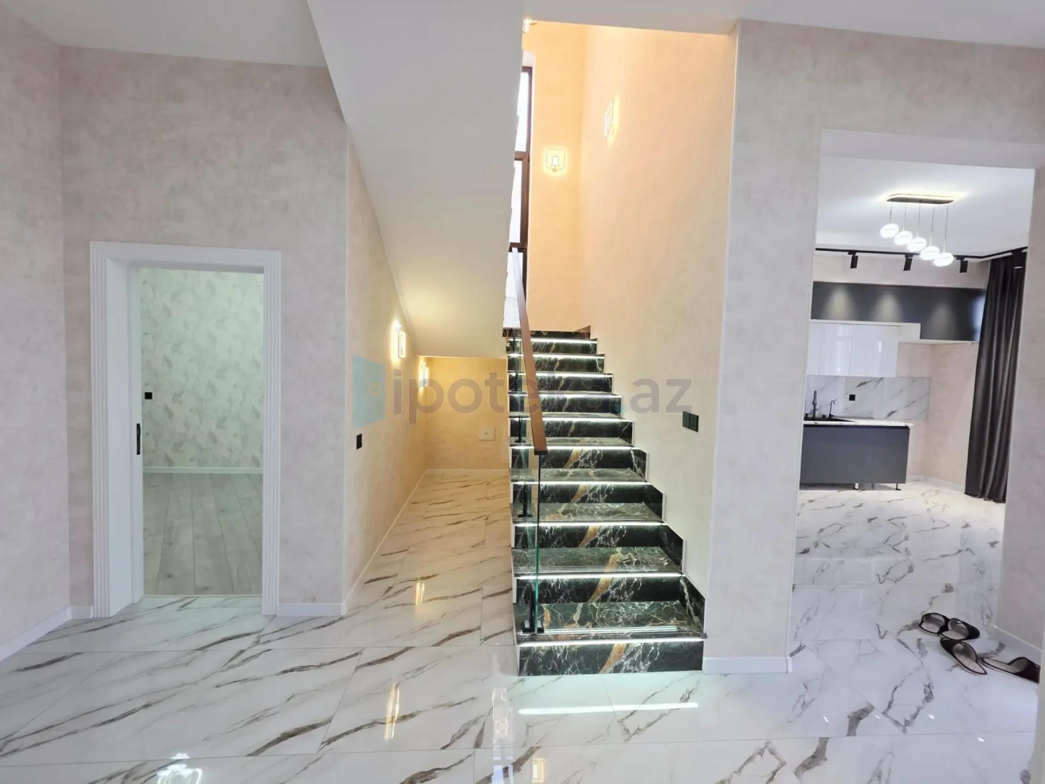 Satılır 5 otaqlı mənzil 200 m²