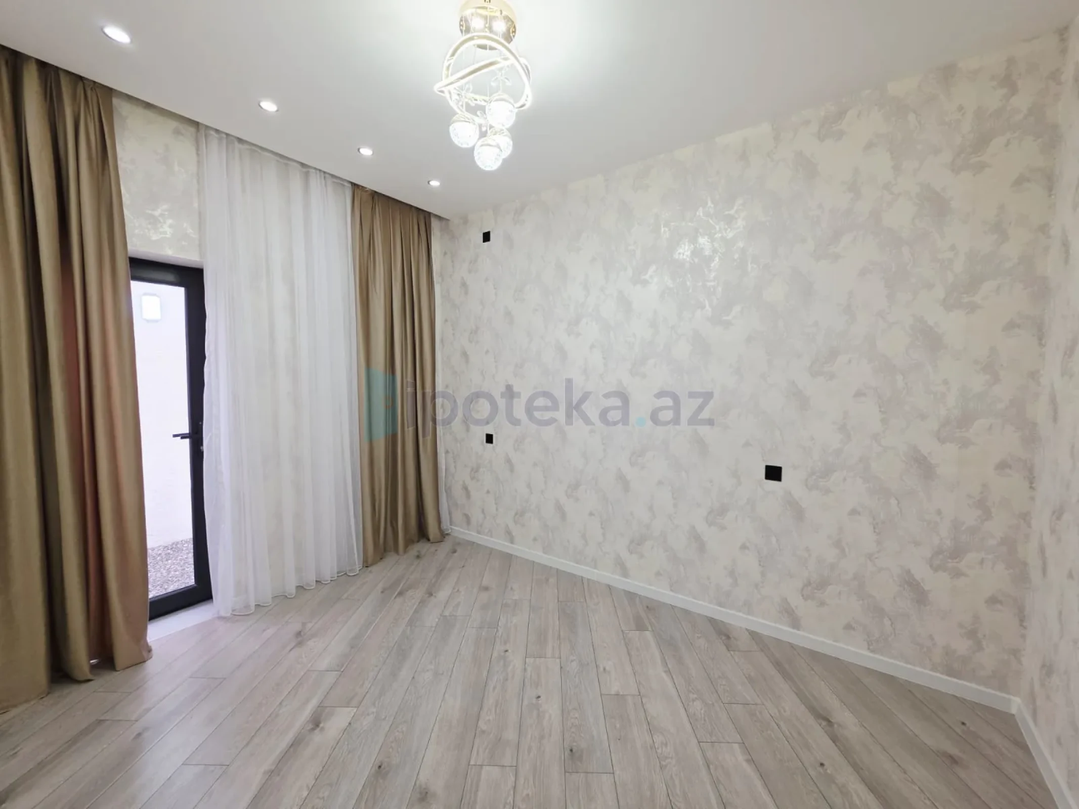 Satılır 5 otaqlı mənzil 200 m²