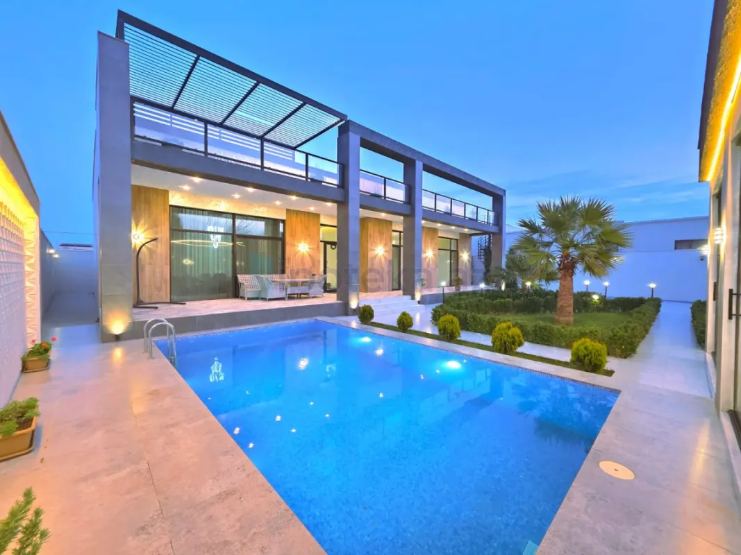 Satılır 5 otaqlı mənzil 230 m²