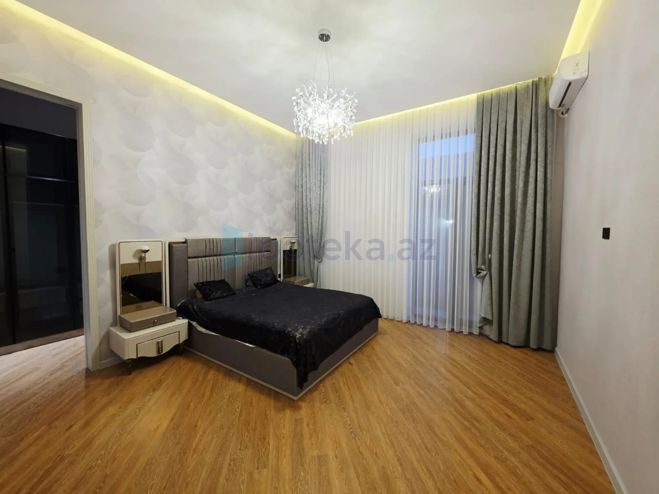 Satılır 5 otaqlı mənzil 230 m²