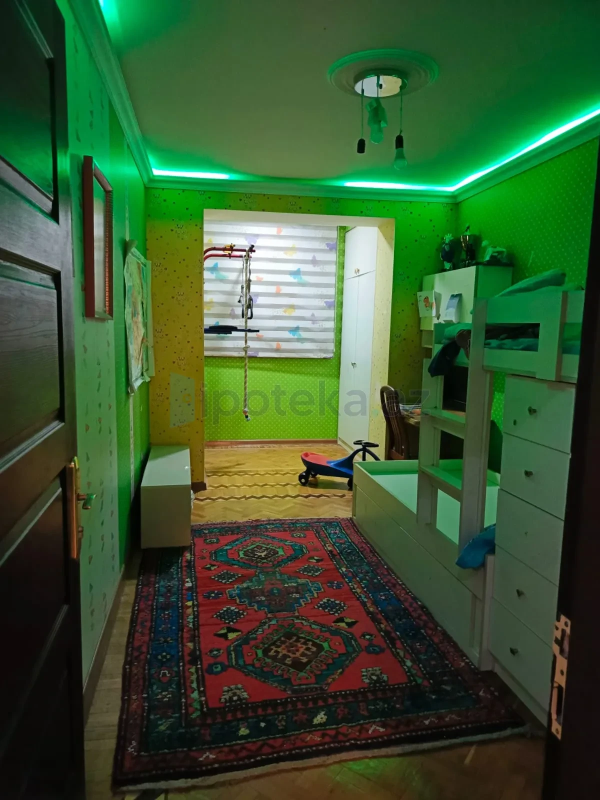 Satılır 4 otaqlı köhnə tikili 110 m²