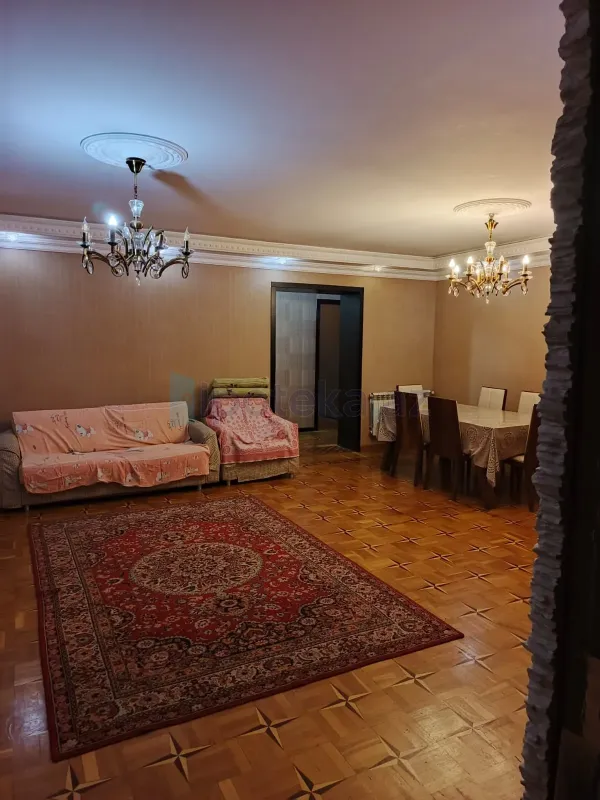 Satılır 4 otaqlı köhnə tikili 110 m²