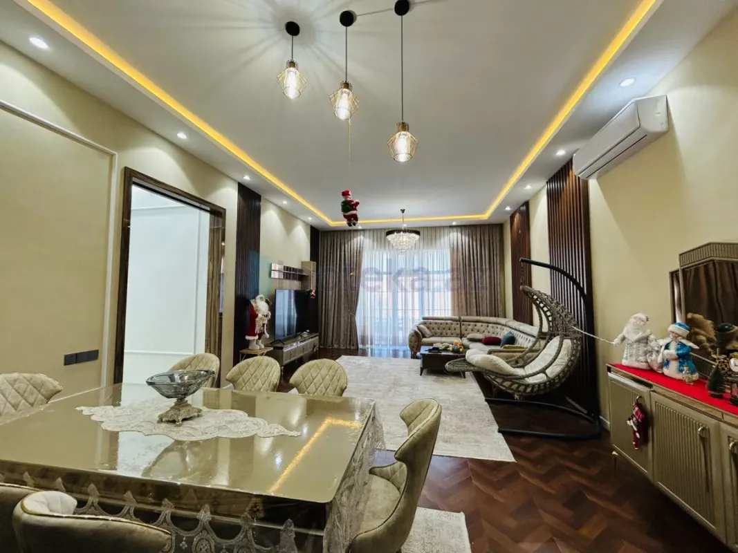 Satılır 5 otaqlı mənzil 3000 m²