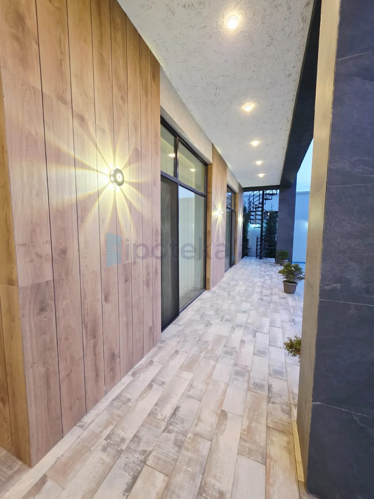 Satılır 5 otaqlı mənzil 230 m²