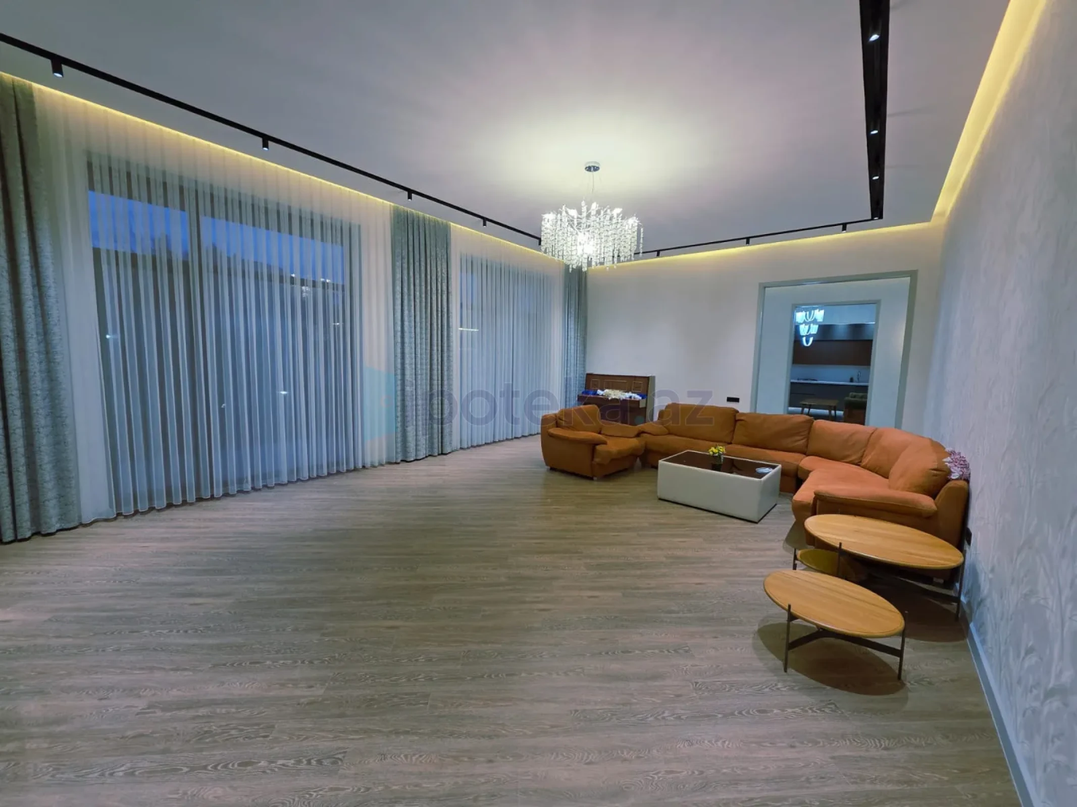 Satılır 5 otaqlı mənzil 230 m²