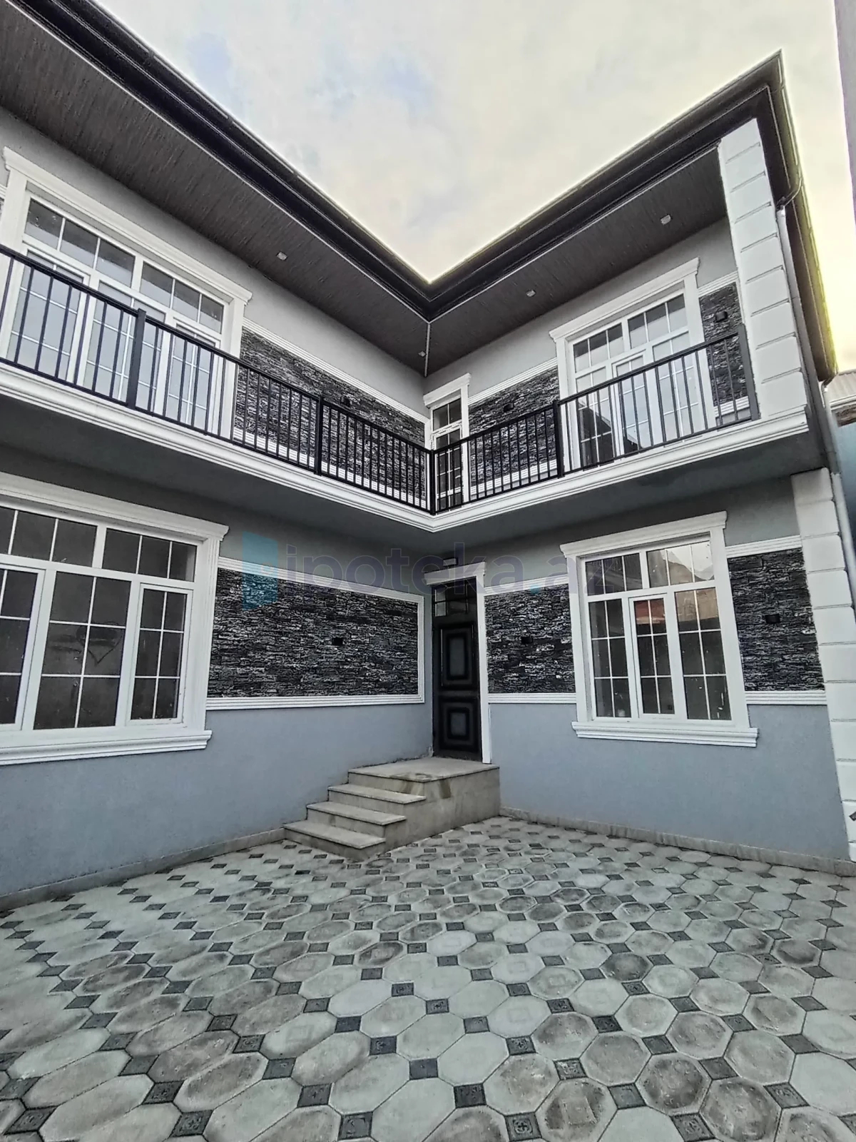 Satılır 5 otaqlı həyət evi 180 m²
