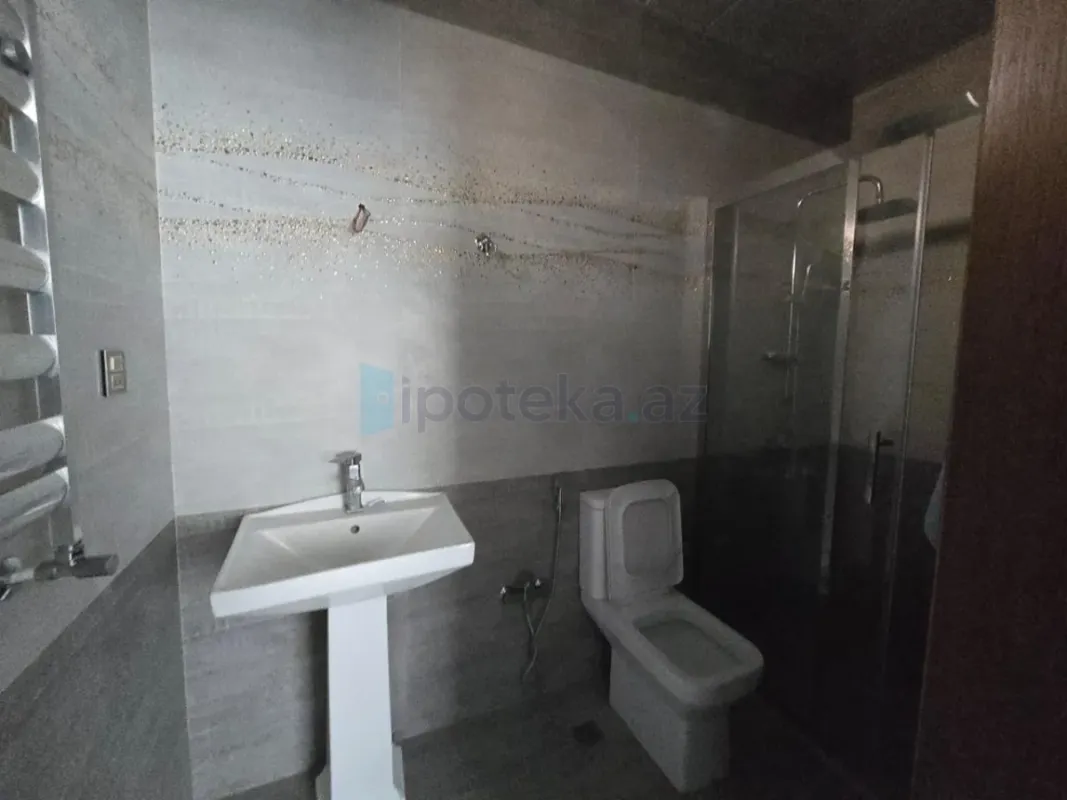 Satılır 4 otaqlı mənzil 185 m²