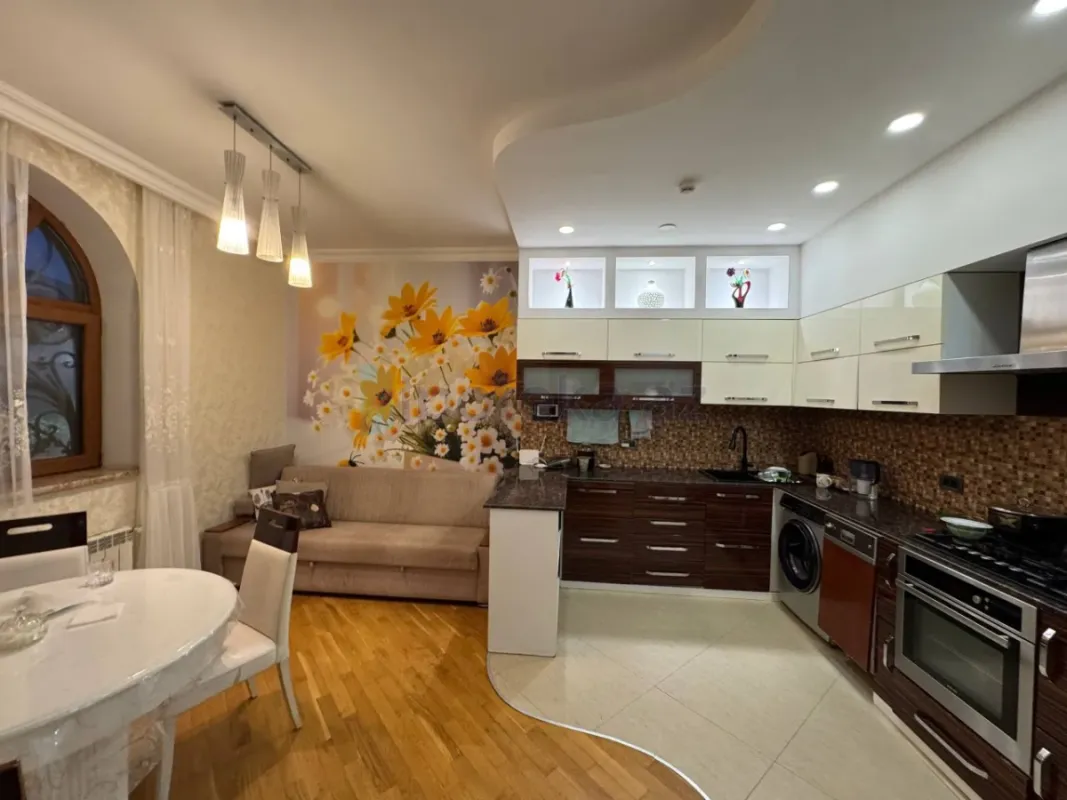 Satılır 6 otaqlı həyət evi 250 m²