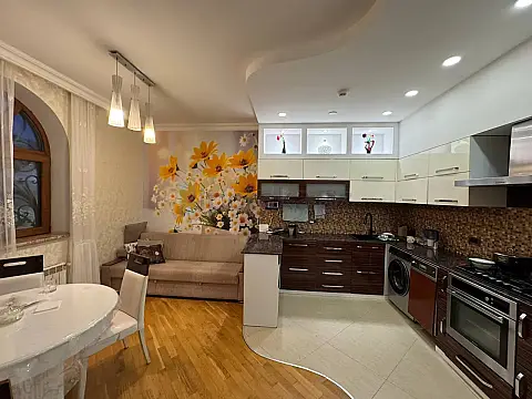 Satılır 6 otaqlı həyət evi 250 m²