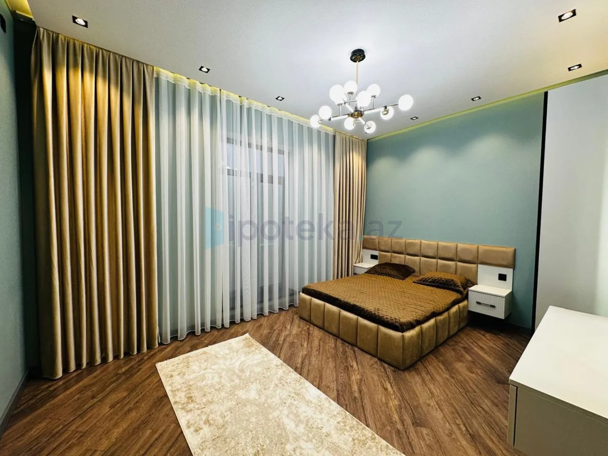 Satılır 4 otaqlı mənzil 180 m²