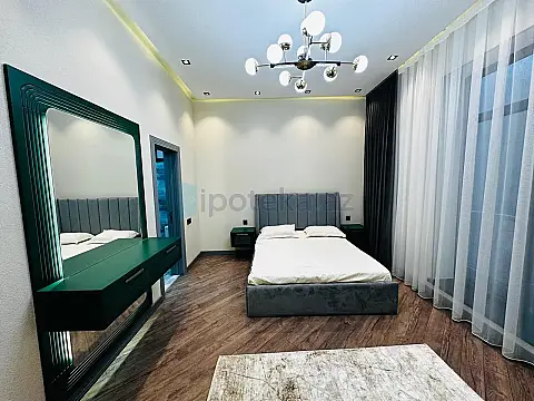Satılır 4 otaqlı mənzil 180 m²