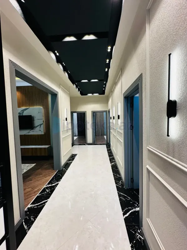 Satılır 4 otaqlı mənzil 180 m²