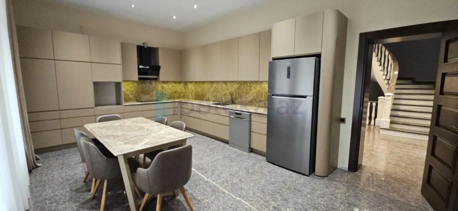 Satılır 5 otaqlı mənzil 350 m²