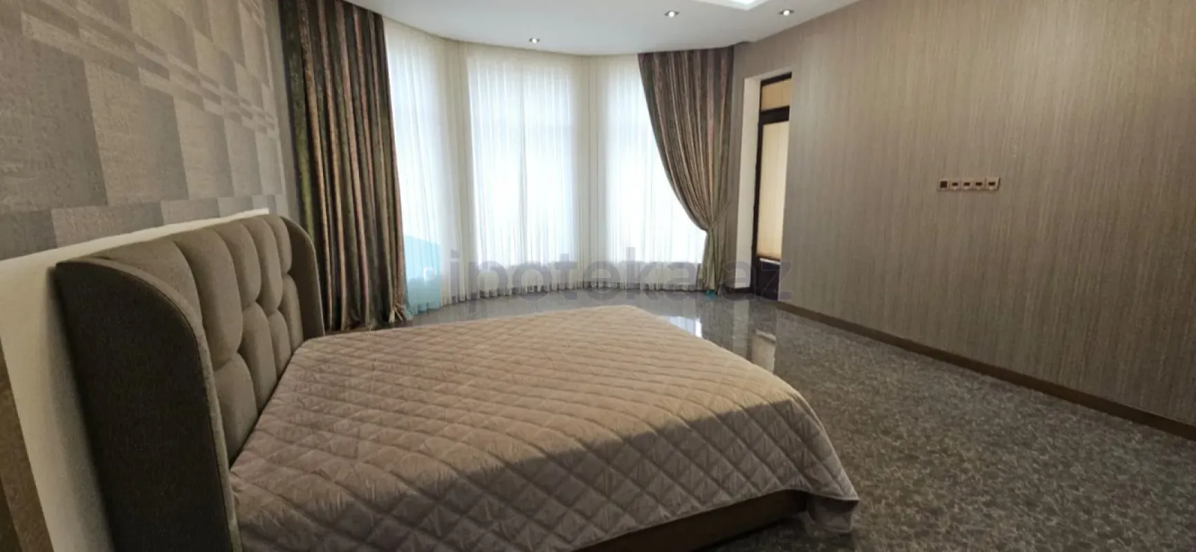 Satılır 5 otaqlı mənzil 350 m²