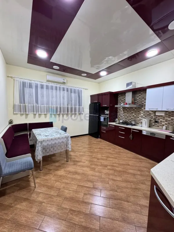 Satılır 9 otaqlı həyət evi 420 m²