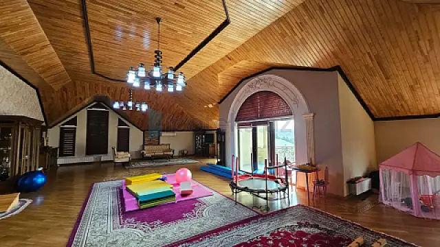Satılır 10 otaqlı həyət evi 850 m²